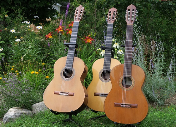 Sébastien Deshaies présente La guitare au Sud, une conférence-concert consacrée aux rythmes, aux traditions et aux sonorités de la guitare dans les musiques du Sud.