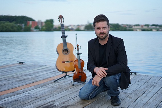 Sébastien Deshaies présente Passeport pour l'Irlande, une conférence-concert sur la musique irlandaise, ses instruments et son histoire