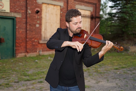 Sébastien Deshaies présente Le violon du Québec raconté, une conférence-concert consacrée à l'histoire du violon traditionnel québécois