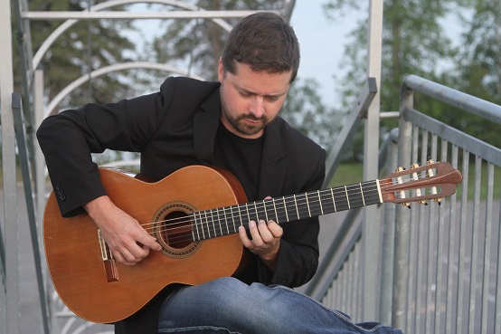 Sébastien Deshaies, guitariste et conférencier, illuste sa conférence-concert sur la guitare et la musique espagnole