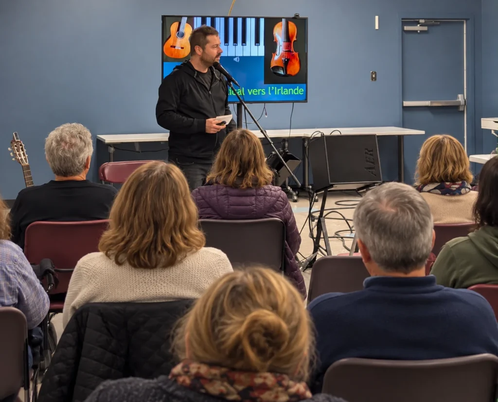 Sébastien Deshaies présente Passeport pour l’Irlande, l’une de ses conférences-concerts consacrées à la musique et aux traditions irlandaises.